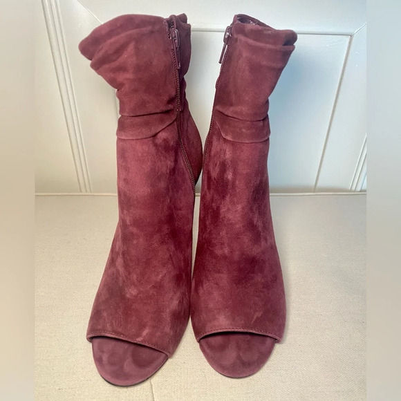 Vince Camuto ‘Kenya’ suede peep toe heels in deep plum / maroon. - Picture 3 of 5
